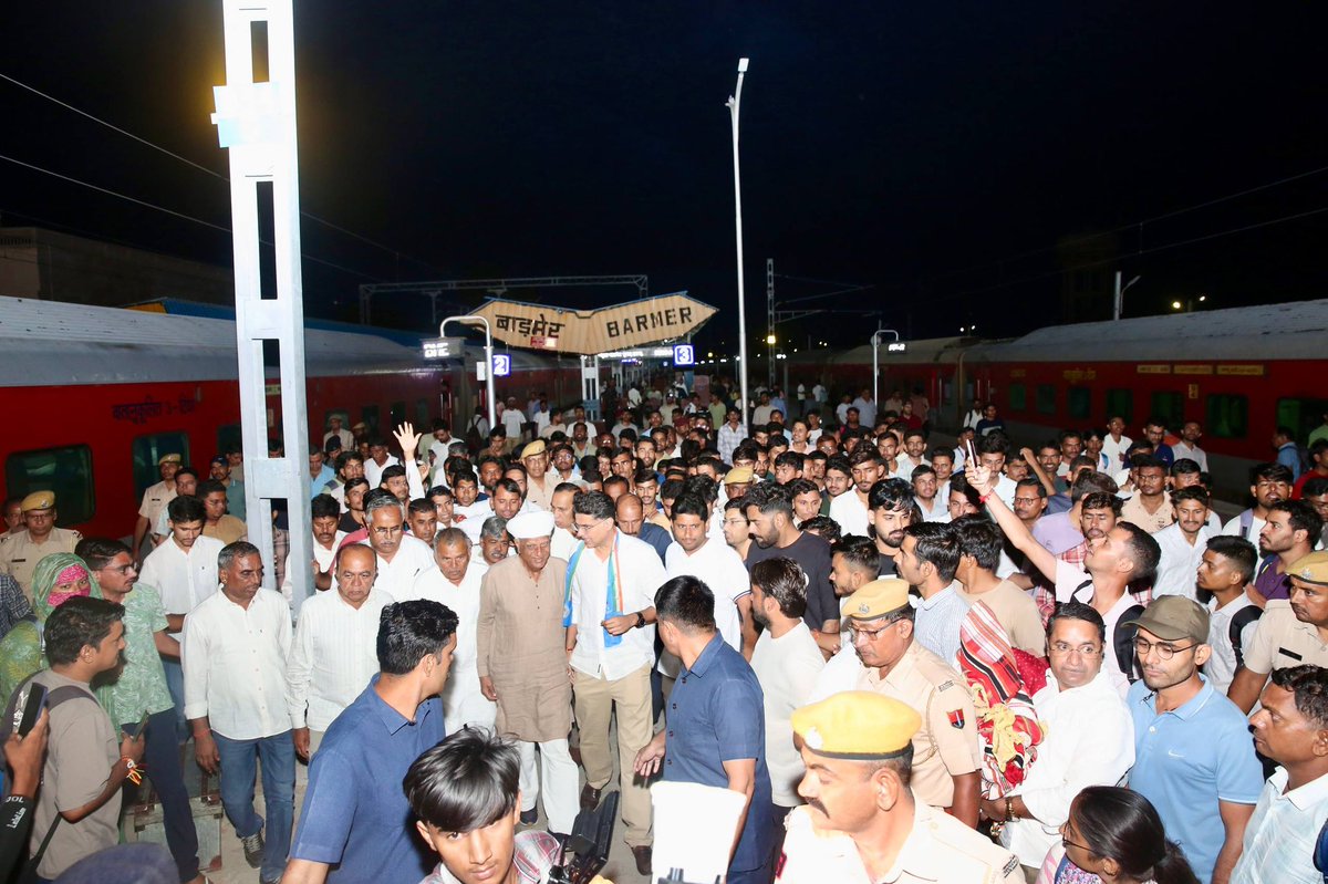 SachinPilot's tweet photo. सुबह 6.00 बजे 🚃
थार की धरती 🙏

बाड़मेर रेलवे स्टेशन पर स्वागत के लिए आप सभी का हृदय से आभार। https://t.co/CK0WWqaQcH