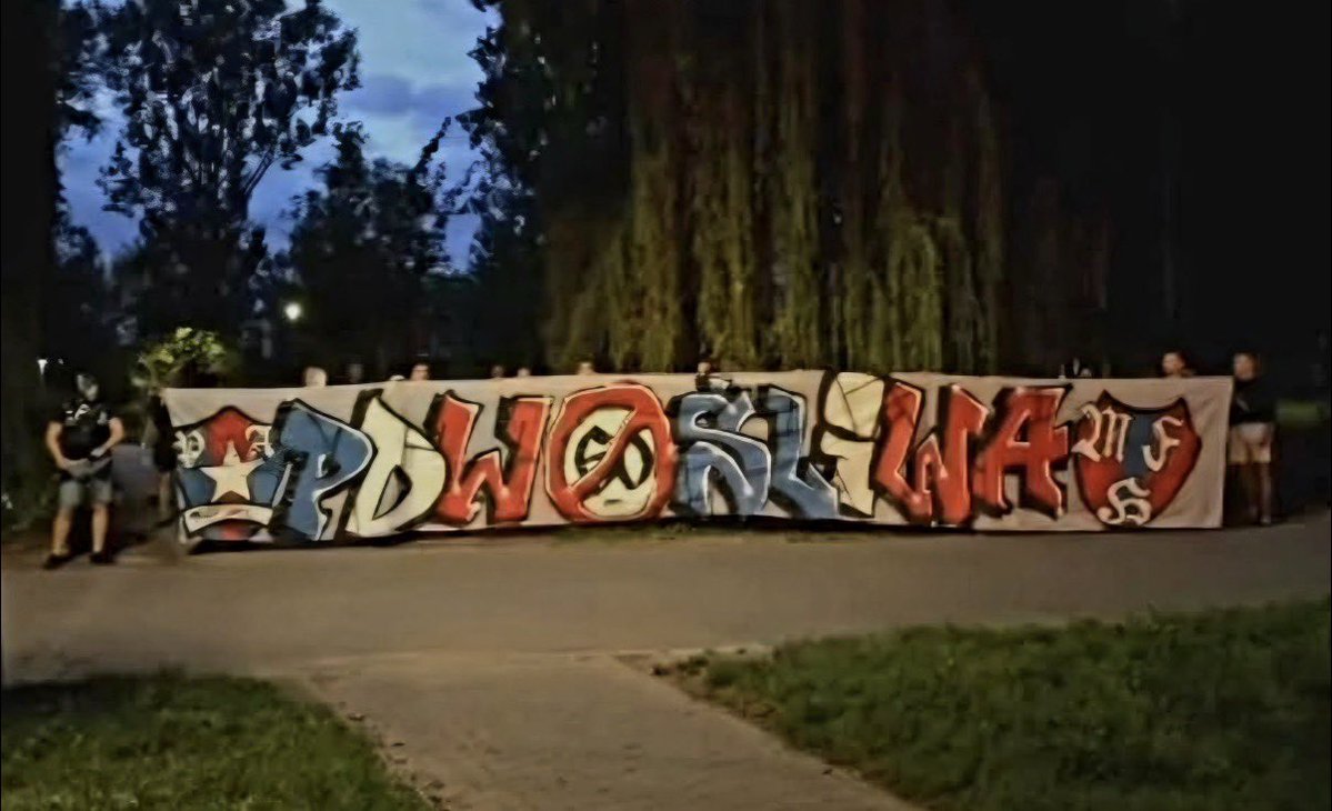 JeanPierreNsame's tweet photo. Młoda Ferajna Hooligans - PDW ŚLIWA 

Brawo młoda grupo, jebać konfidentów. Krótko trzymajcie też alimenciarzy, ćpunów i bandytów. https://t.co/qLQuhogap0
