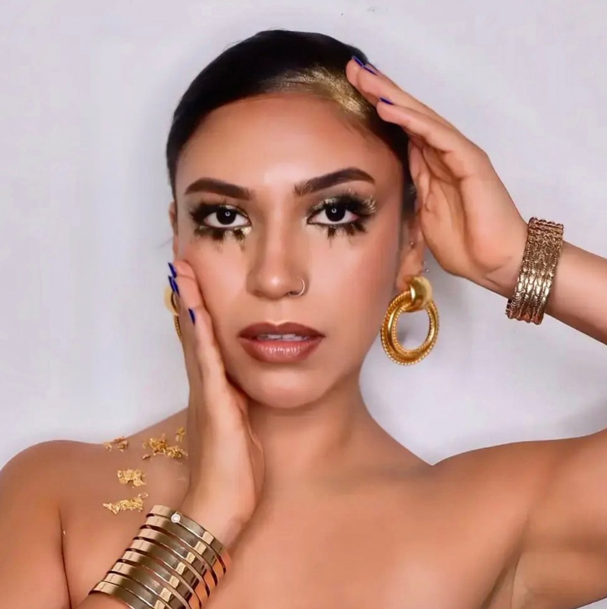 kiz_kandy's tweet photo. L’eleganza vive nei dettagli, la bellezza nell’espressione. Un beauty look in cui oro, luce e intensità si fondono, andando oltre il semplice trucco. Modella: @camila_andrade421 MUA: @camilaandrademua @leossignaturebeauty Assistente e foto: https://t.co/G70I9xgmn1