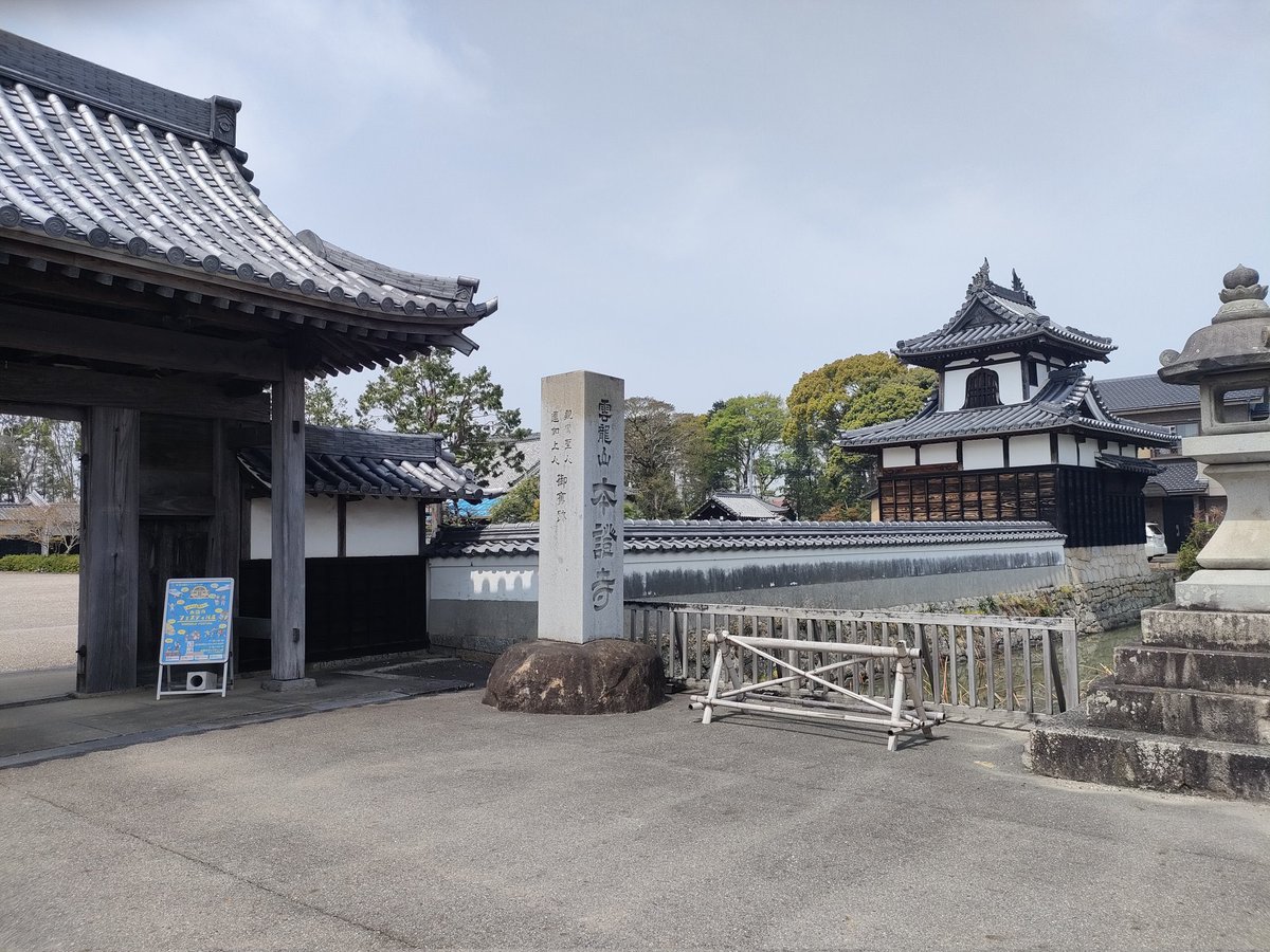 ft4in's tweet photo. 福井と愛知のステキな歴史と魅力を巡る旅に行ってきました！🏯🦖
本証寺の静けさと美しい建築に心がとても癒やされ、福井駅の迫力満点な恐竜には大興奮！✨
日本の伝統とワクワクが詰まった最高の時間でした。

さんのおすすめの歴史スポットや恐竜スポットがあれば、ぜひコメントで教えてくださいね https://t.co/1xbnv7WVgq