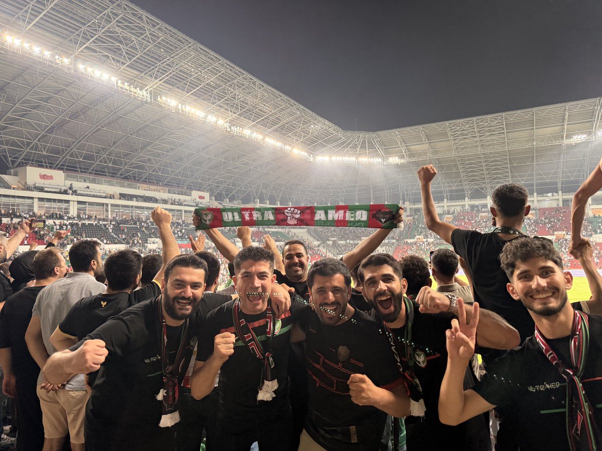 mfi021's tweet photo. Başkasına benzemeyiz biz Amedspor’uz 👊🟢🔴✌️💪 #amedspor https://t.co/CQyINxYVaO
