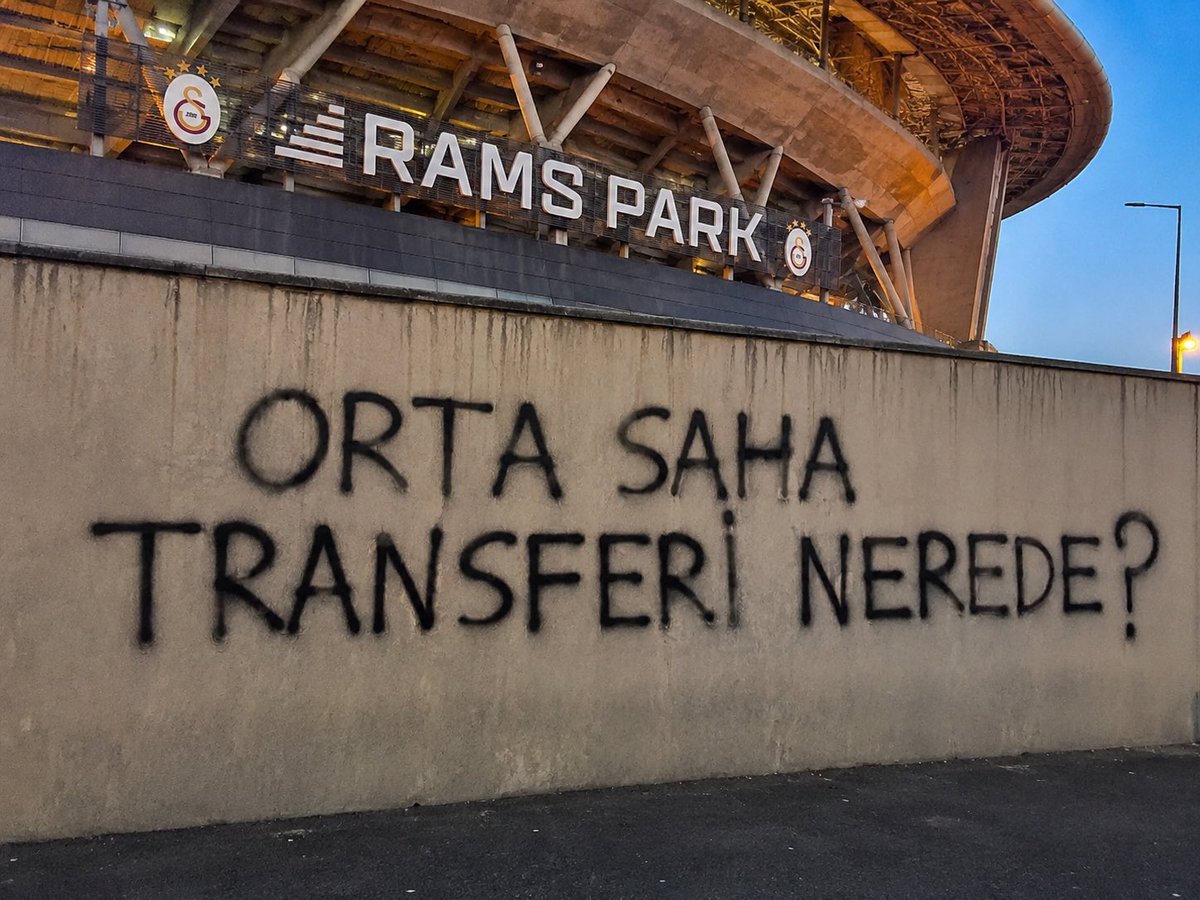 ArmaninPesindeT's tweet photo. Orta saha almadan transferi kapattık demek, yaptığımız transferleri boşuna yaptık demek ! 

Kaliteli bir orta saha istiyoruz ! #CimbomaOrtaSaha ? https://t.co/uoQMBn6s63