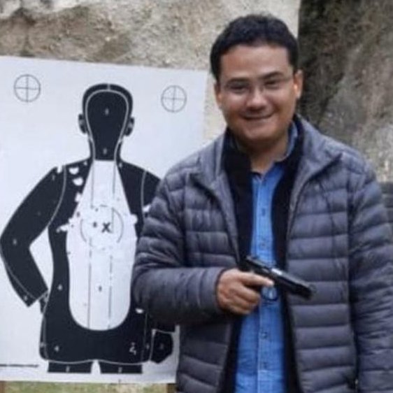 Ricigt1's tweet photo. 🚨🇬🇹 MP pide retirar inmunidad a Fredy Orellana por supuestamente recibir un soborno de Q400 mil

El juez habría recibido el dinero para autorizar nuevos administradores en el caso del Hotel Las Américas, según la denuncia que originó la solicitud del Ministerio Público.

⚖️ Orellana ha sido sancionado internacionalmente por Estados Unidos y la Unión Europea por acciones vinculadas al debilitamiento de la democracia y el Estado de derecho en Guatemala.

🗳️ También autorizó el secuestro de los votos de las elecciones de 2023 y ha sido cuestionado por decisiones judiciales contra periodistas.

Ahora, el MP busca que se le retire la inmunidad para investigar el señalamiento por el supuesto soborno de Q400 mil.

🇬🇹 El juez que ha tomado decisiones tan cuestionadas ahora es señalado por un supuesto soborno.

Fuente: @lanegrisgt