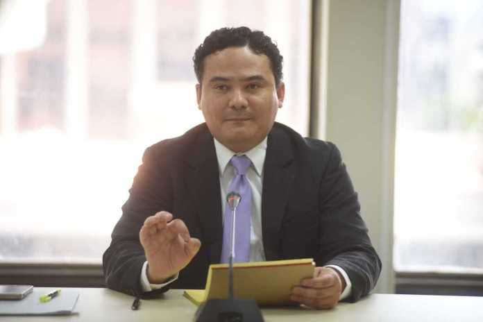 lahoragt's tweet photo. #LHUrgente 🚨| Fuentes judiciales confirman que el Ministerio Público, dirigido por Gabriel García Luna, acaba de presentar un escrito para solicitar el retiro de antejuicio contra el juez Fredy Raúl Orellana Letona.

La acción se deriva de una denuncia por presuntos hechos de corrupción relacionados con la intervención judicial del Hotel Las Américas. Según la denuncia, Q400 mil habrían sido entregados presuntamente al juez como pago por autorizar los nombramientos de nuevos administradores.

✍️: Diego España / LH
📷: Archivo LH