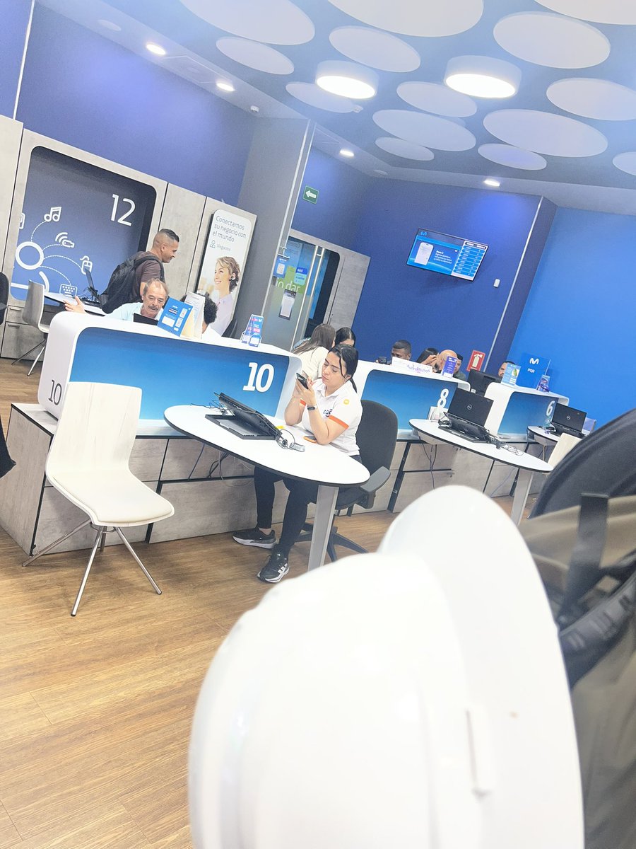 zetadel91's tweet photo. Excelente servicio el de @MovistarCo en los puntos de atención, todo tetiado y los asesores mirando el celular como si nada 🤬 https://t.co/QpSQXqaUSy