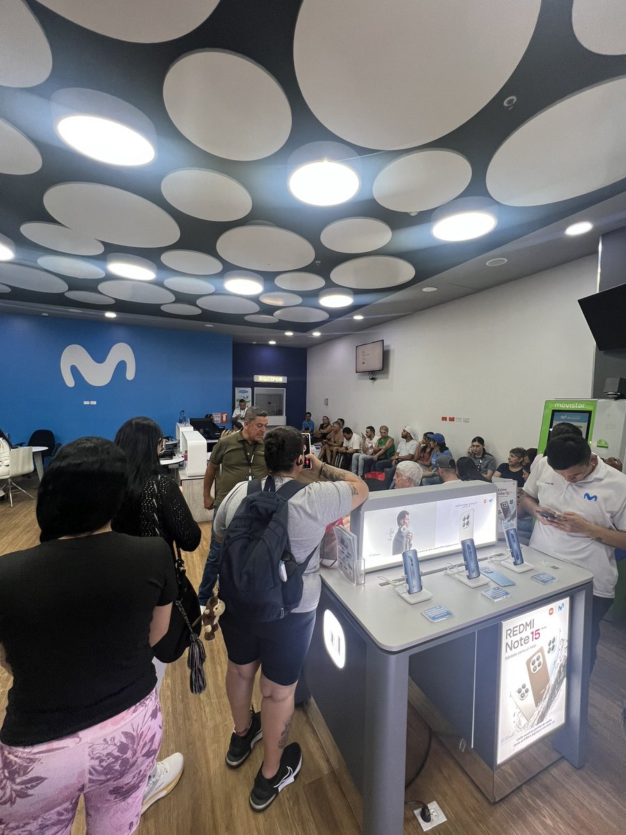 zetadel91's tweet photo. Excelente servicio el de @MovistarCo en los puntos de atención, todo tetiado y los asesores mirando el celular como si nada 🤬 https://t.co/QpSQXqaUSy