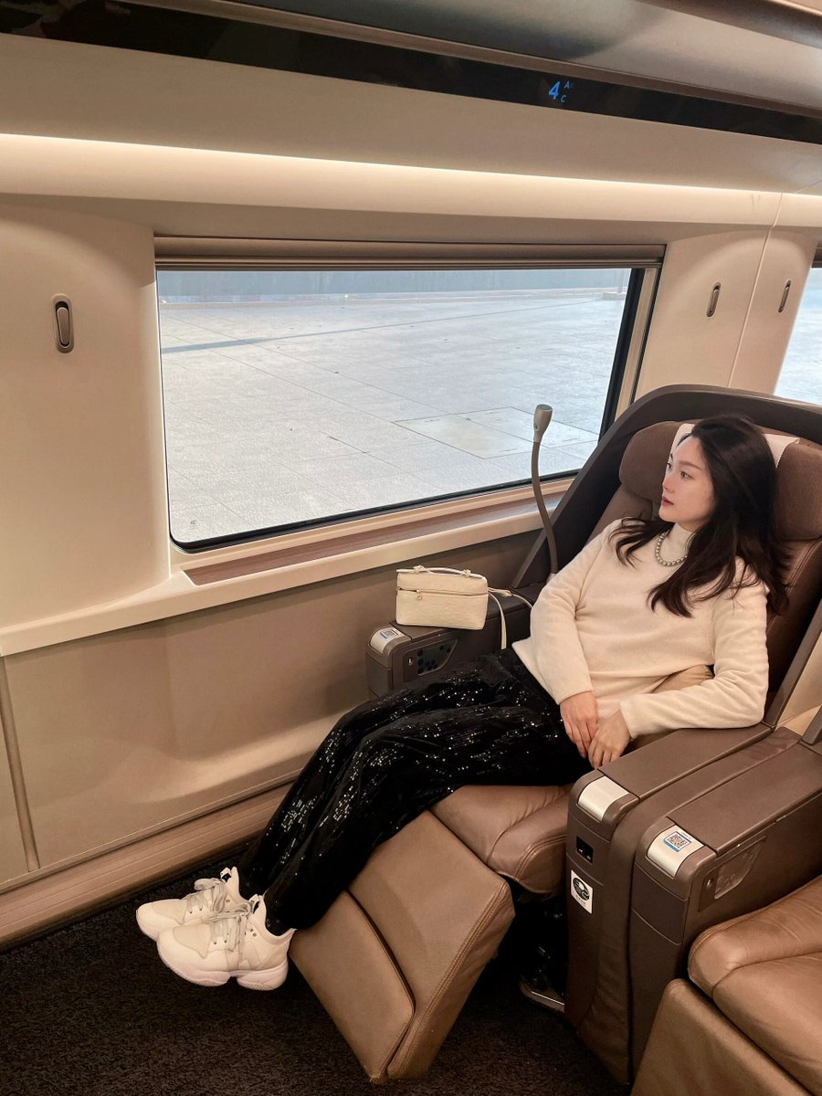 Yajdev2's tweet photo. Just tested the new zero-gravity seat on my morning commute—no more back pain after hours sitting! What a game-changer for daily rides. https://t.co/CIyjTRaXtX