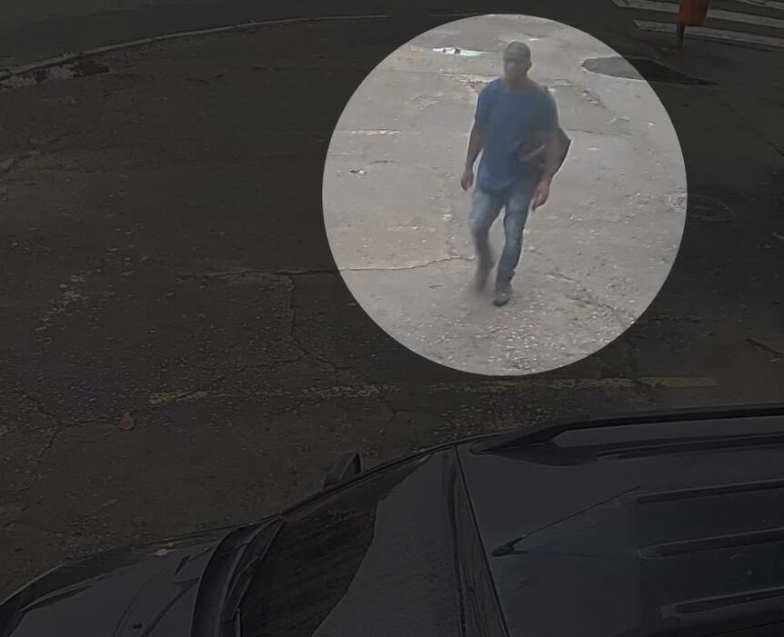 baudorio's tweet photo. ⚠️ATENÇÃO: Condenado a mais de 120 anos, Wansther Jorge foi identificado e isolado após ser acusado de estuprar uma adolescente de 16 anos na Penha durante a "saidinha de dia dos pais".

Ele tem 12 passagens pela polícia por estupro e roubo e ficou conhecido como “Maníaco do Escort Azul”.
