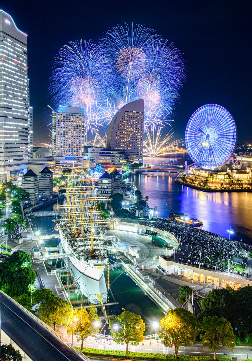 haskap1017's tweet photo. ユニコーンガンダムと花火を追いかけた8月でした！
#8月を写真4枚で振り返る https://t.co/1OPXlLRkAa