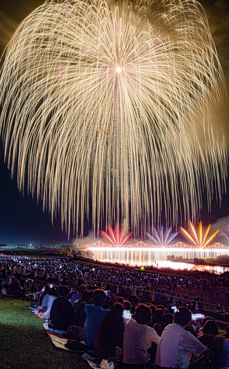 haskap1017's tweet photo. ユニコーンガンダムと花火を追いかけた8月でした！
#8月を写真4枚で振り返る https://t.co/1OPXlLRkAa