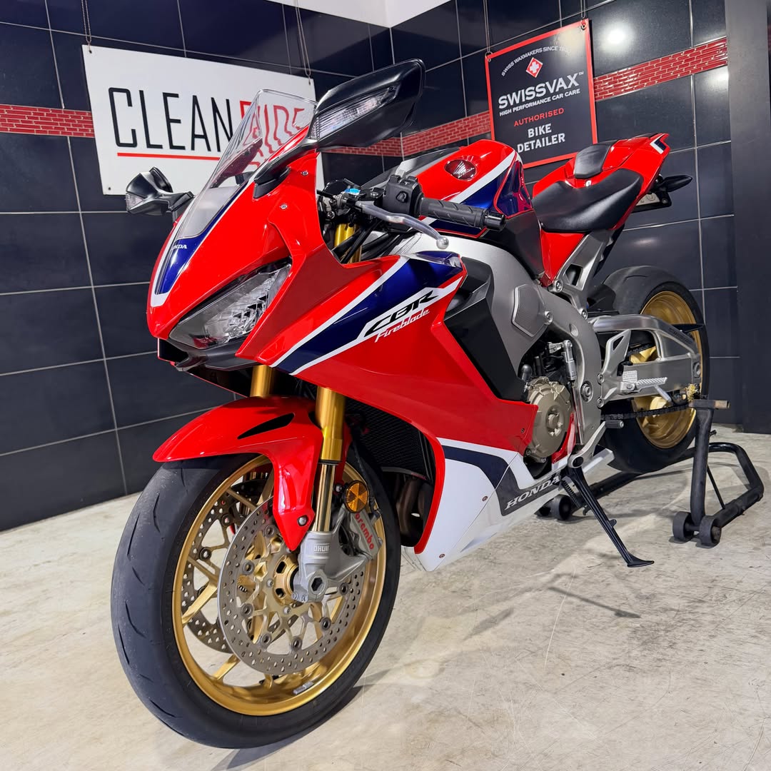 HuiKlisteh's tweet photo. Pre-sale detailing package on this immaculate 2017 CBR1000RR SP. Keep an eye on our social media for more information or send us a direct message. https://t.co/xJYaqrjwDG