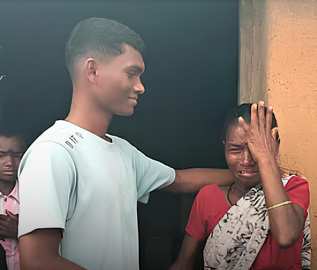 NewsAlgebraIND's tweet photo. At just 6, Raja Gope from Jharkhand was separated from his father after boarding the wrong train 😨

He ended up in Kerala, far from his family, and over the years he even forgot his native language 🙁

For 13 long years, his family waited and hoped to find him 😥

Then, the efforts of Jharkhand Police and Kerala authorities finally helped bring him back home 🔥

After 13 years, Raja reunited with his mother and four sisters 🥰

Raja was welcomed home with drums, dancing and a procession organised by students from his old school 🥳

A lost child found his way home again. Sometimes, hope truly does come back 🥹