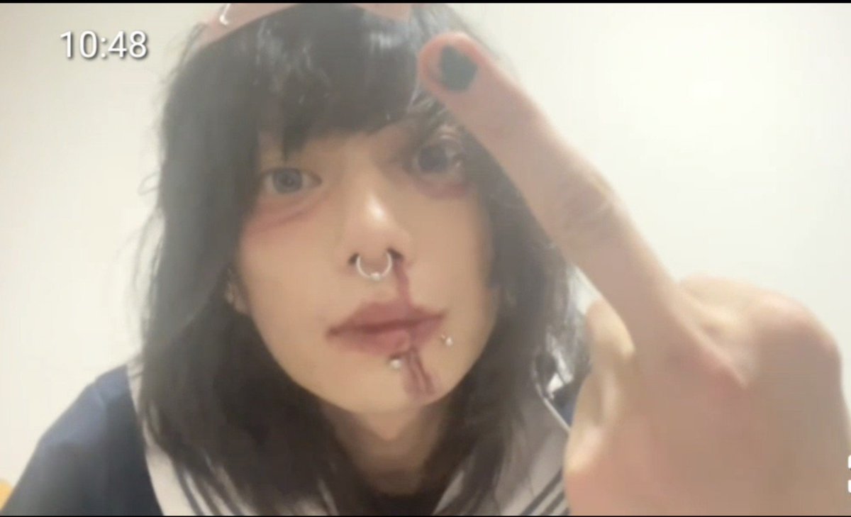Pompompurrr1n's tweet photo. He genuinely has the longest fingers ive ever seen https://t.co/j5OoIWLYnR