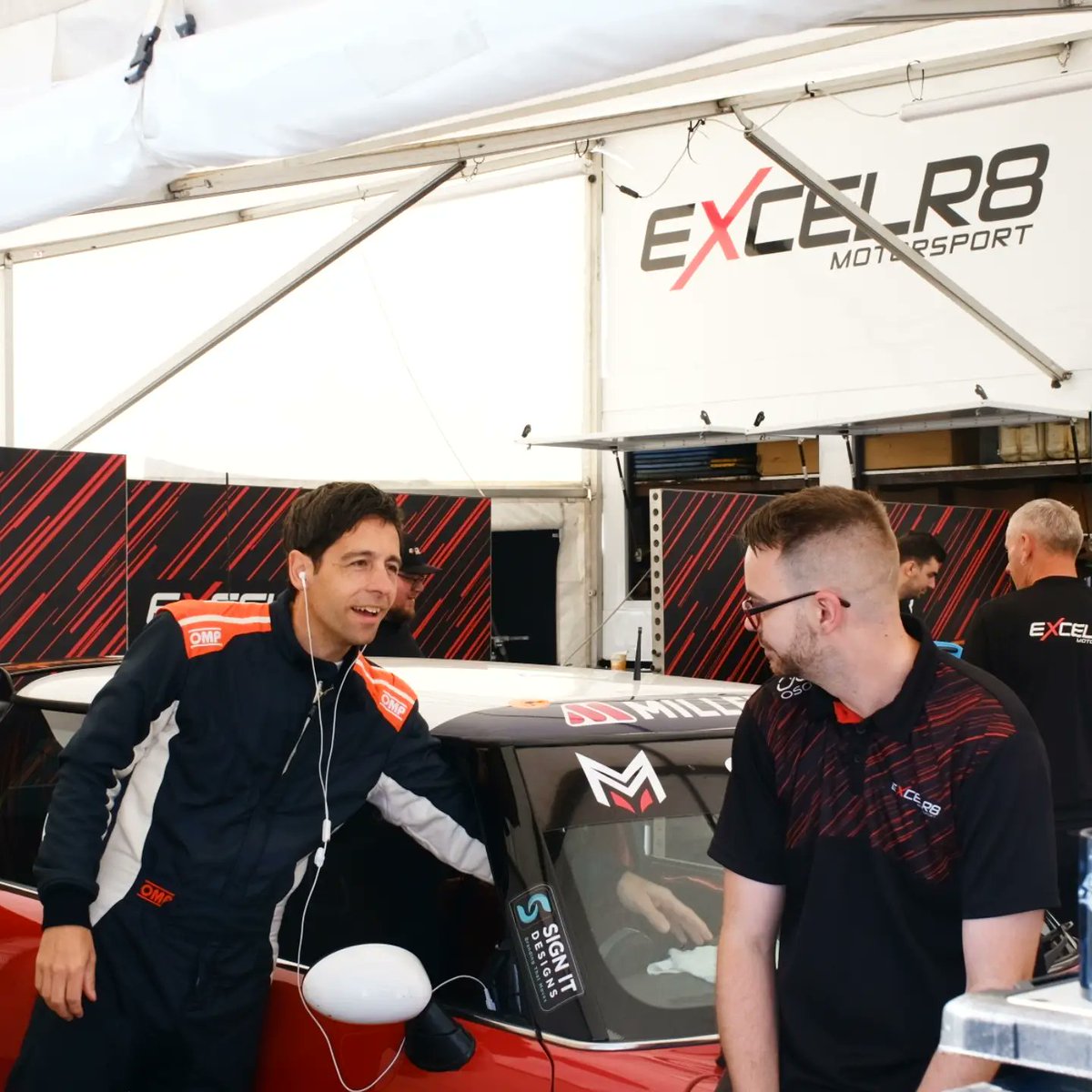 LanceCharll3's tweet photo. Mini Challenge Round 4 at Thruxton: Qualifying was intense, with both the car and me overheating. The engine needed replacing before race 1. I pulled off safely before Goodwood Corner, avoiding a red flag, but started race 1 from the back. https://t.co/xf4A2W4MXp