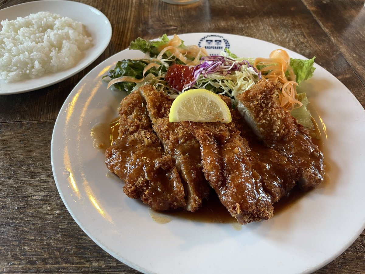 lunch_kun's tweet photo. 北海道ランチ
ビッグフォーレスト
チキンカツセット
1,500円

江別の雰囲気抜群のログハウスカフェ
大学時代にお世話になりました
当時はでっかい犬がいたのが懐かしい
こちらは食事も美味い
ラムが昨今お高いのでチキン
ボリュームにびっくり！
が、揚げたての柔らか美味チキンは爺でもペロリでした https://t.co/1HJ9w1RVHD