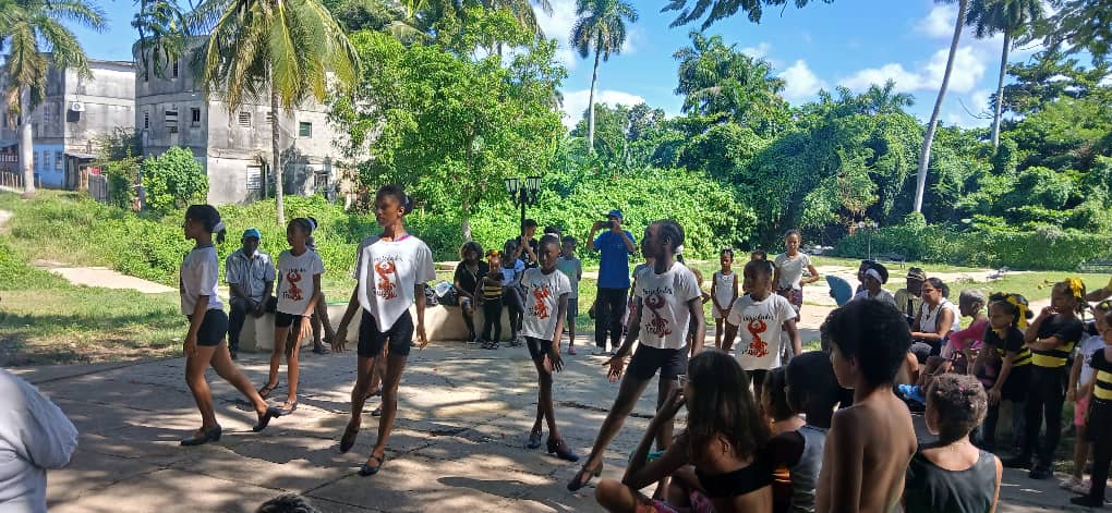 YanetHzP25's tweet photo. Actividad de Cierre del Verano en el Parque Gutiérrez en Ampliación Arroyo Arenas, con la participación de los instructores de la Casa de Cultura Municipal y los proyectos Variedades Fénix y La Colmenita de La Lisa. https://t.co/FlLYLdO39r
