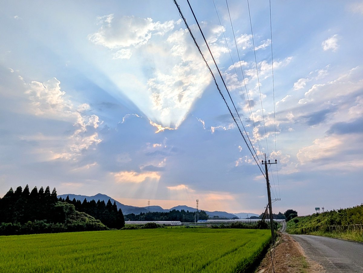 junkochan0403's tweet photo. 昨日の夕方、近所の農道を車で走行中、雲が多めでしたが、四方に天使の梯子？がかかっていました。
全ての人が幸せであります様に！
お願いしました。
#なんしょっと
#天使の梯子
#薄明光線 https://t.co/90ohxtegsy
