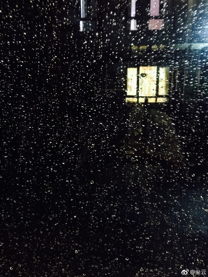 YatinKothari2's tweet photo. Just spent 20 mins flipping through old photo albums on the couch, munching warm homemade cookies—small, cozy moments hit so different when the weekend slows down. https://t.co/5m7lk8qYrZ