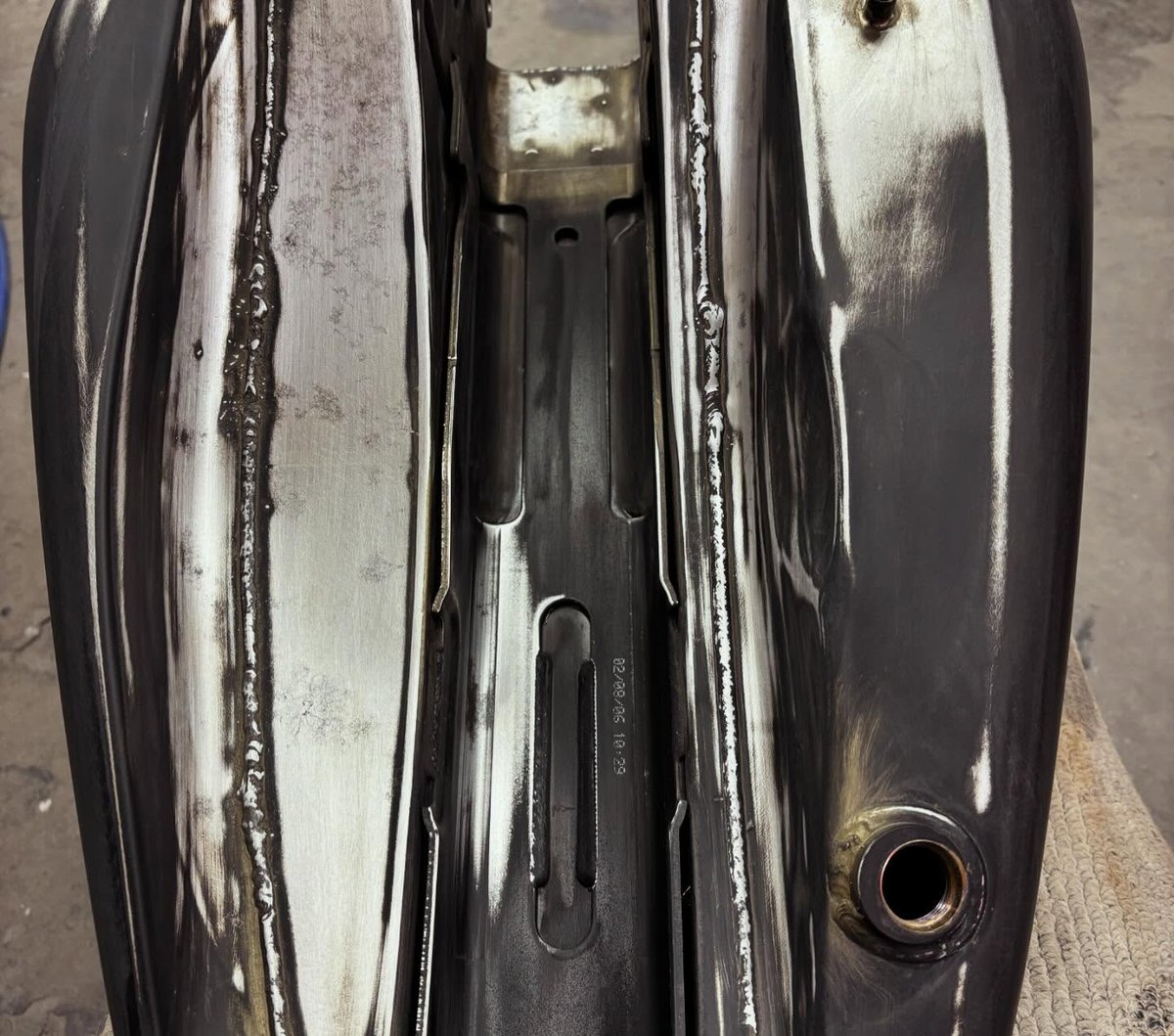 AngelinaCaf6's tweet photo. First paint job of 2025: a Harley-Davidson ’06 Street Bob tank—rust removal, dent repair, and a matte black finish. https://t.co/BFxGEXBvKL
