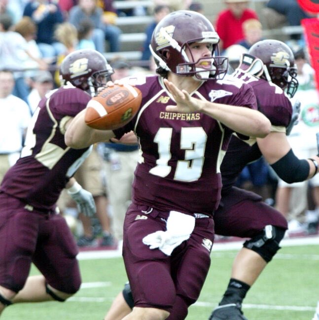 20YearsAgoSport's tweet photo. Despite the loss Central Michigan fans should be optimistic.

The Chippewas started a freshman named Dan LeFevour at QB who went 22 for 37 for 221 yards and a TD while running for 72 yards and 2 TD.

Someone to keep an eye on the next few years. https://t.co/ldXtaE3caO
