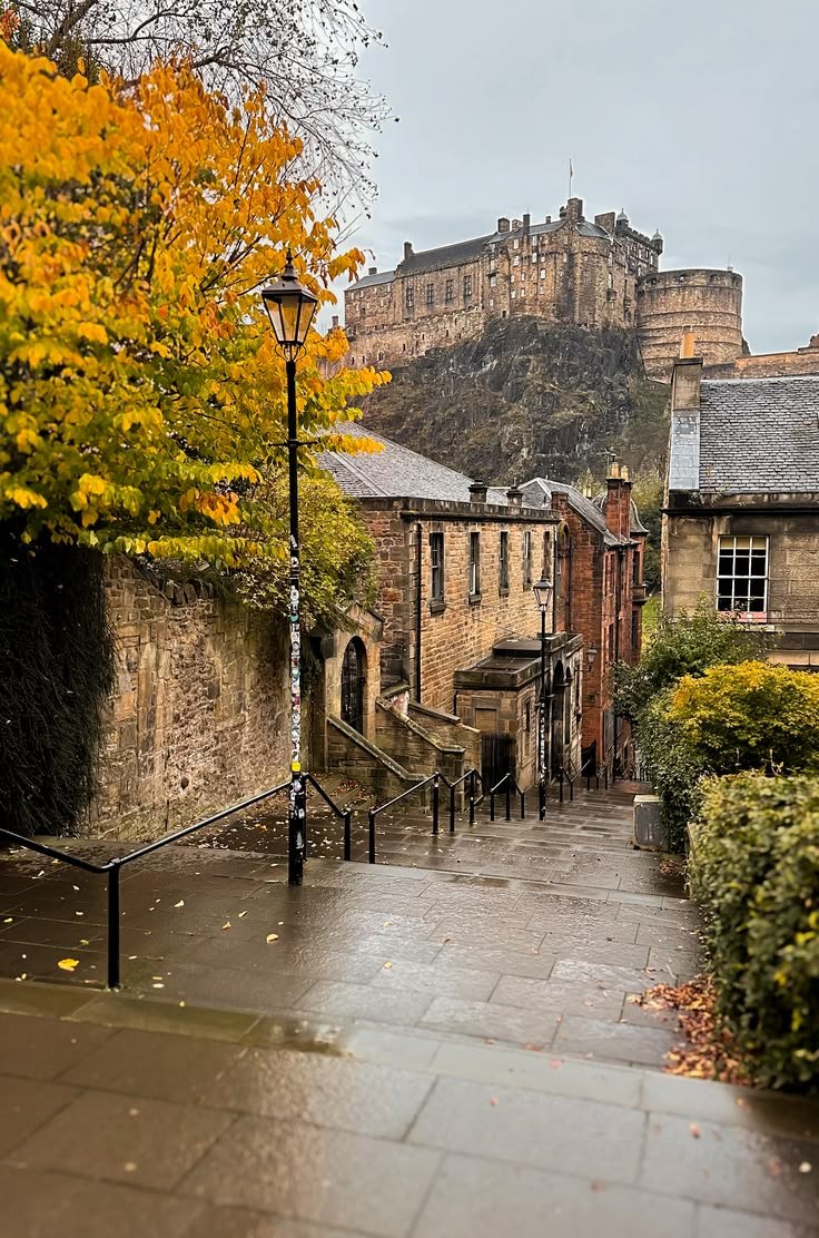 purelivn's tweet photo. autumn in edinburgh https://t.co/WpP4t4INA2