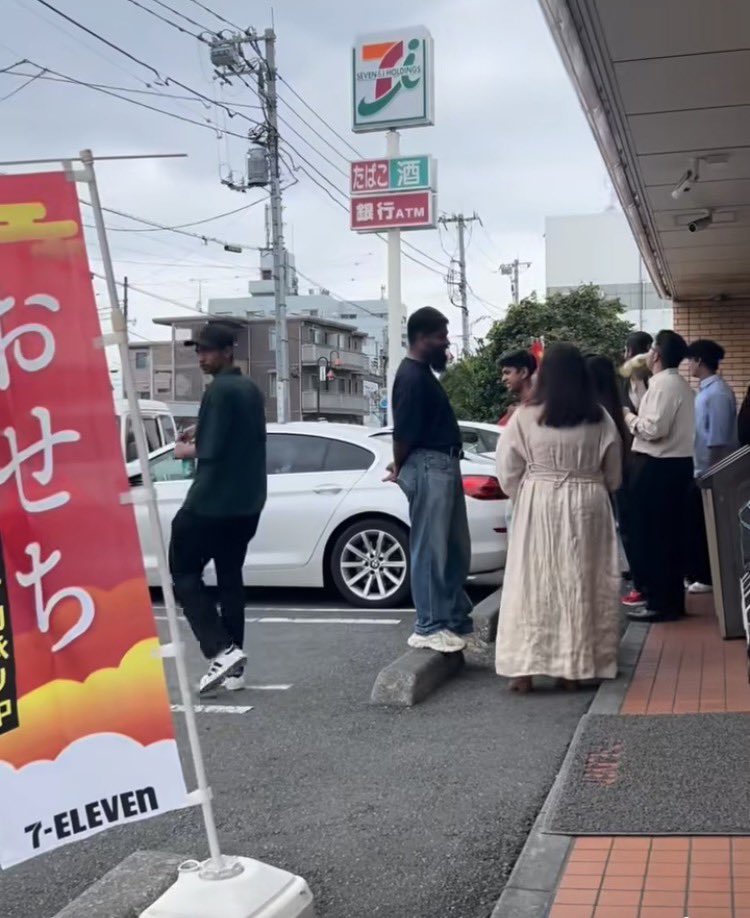 hibikana417's tweet photo. ここは日本のはずですが❓

外国人しかいない…
もう入れてんな…大量に… https://t.co/Qdeoub1i7f