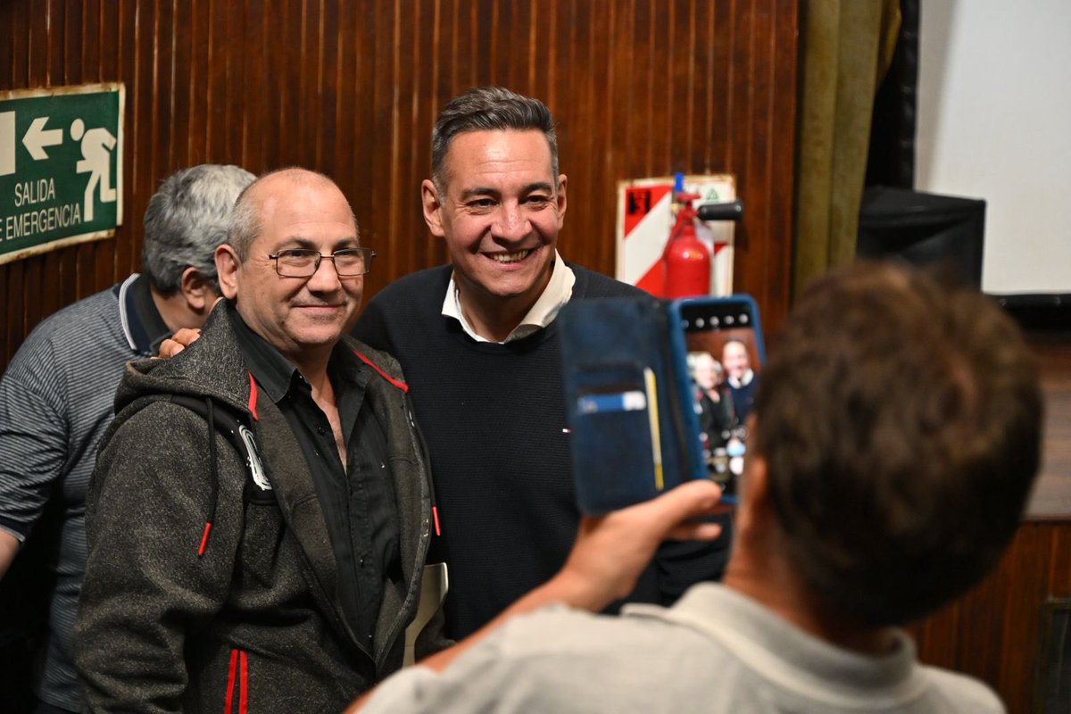 miguelsiciliano's tweet photo. CON EL PROGRAMA CÓRDOBA ME CAPACITA GENERAMOS MÁS OPORTUNIDADES

Los cursos del pograma Córdoba Me Capacita abren puertas: hoy 280 personas recibieron sus certificados por haber culminado alguno de los cursos. Una iniciativa en la que se articula el esfuerzo de la Provincia y de la Muni, para brindarle a los vecinos, de manera gratuita, nuevas herramientas que les permitan conseguir empleo, mejorar el que tienen o simplemente aprender algo nuevo.

Porque si hay algo que caracteriza a los cordobeses es esa voluntad de superarse permanentemente, de seguir aprendiendo y de empujar para adelante. Detrás de cada certificado hay horas de esfuerzo, compromiso y ganas de aprender. Pero también hay algo mucho más importante: una persona que decidió apostar por sí misma y que lleva su ejemplo a su familia, a su barrio y a sus personas cercanas.

Vamos a seguir estando ahí: acompañando, formando y generando oportunidades para que cada cordobés pueda desarrollar todo su potencial. 

#HacerParaCrecer #CbaMeCapacita