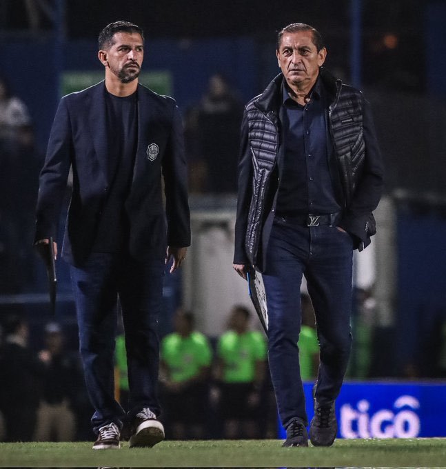 InfoDelMilIo's tweet photo. 📜 Ramón Díaz y Emiliano Díaz para asumir el mando en Talleres solicitaron 2 refuerzos

1 Delantero Centro 
1 Extremo por ambas bandas 

⌛ YA se está negociando a contra reloj, uno de los apuntados es Carbonero que ya fue dirigido por Ramón. https://t.co/Y3Kj5ZDjeD