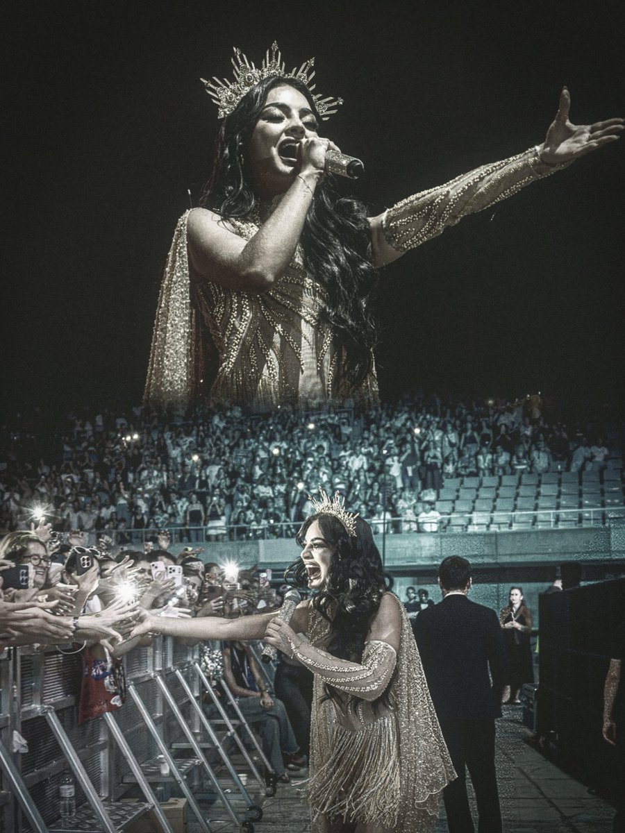 latinaflowing's tweet photo. nunca vão me convencer de odiar sua presença na tour. minha Yeimy Montoya jovem. minha princesa. nas trincheiras com Majo Vargas #LRDFEnConcierto 🫂💕 https://t.co/wDD5oCu16w