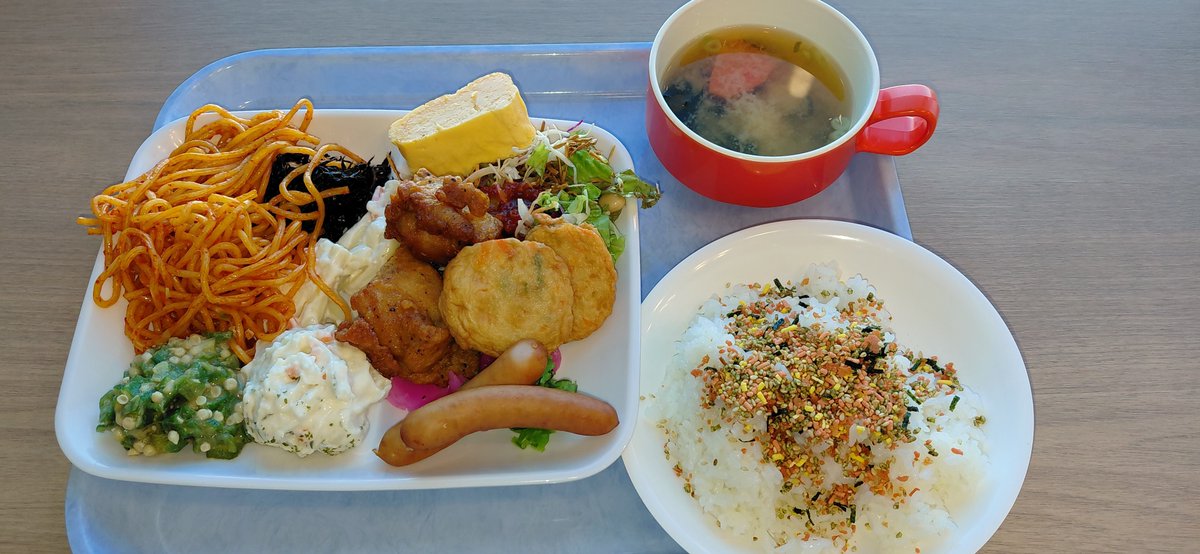 taneichi15's tweet photo. #東横INN高知 に宿泊。そして #朝食 を摂取。#ナポリタン #ヒジキ #ポテサラ #マカロニサラダ #オクラツナ和え #鶏唐揚げ #薩摩平天 #ソーセージ #だし巻き玉子 #香物 #彩野菜 #味噌汁 でした。良い感じに腹が満たされました。そして、#朝食会場 はホテルの最上階でした。#高知グルメ
#朝食ビュッフェ https://t.co/LTGHvE1Sfq