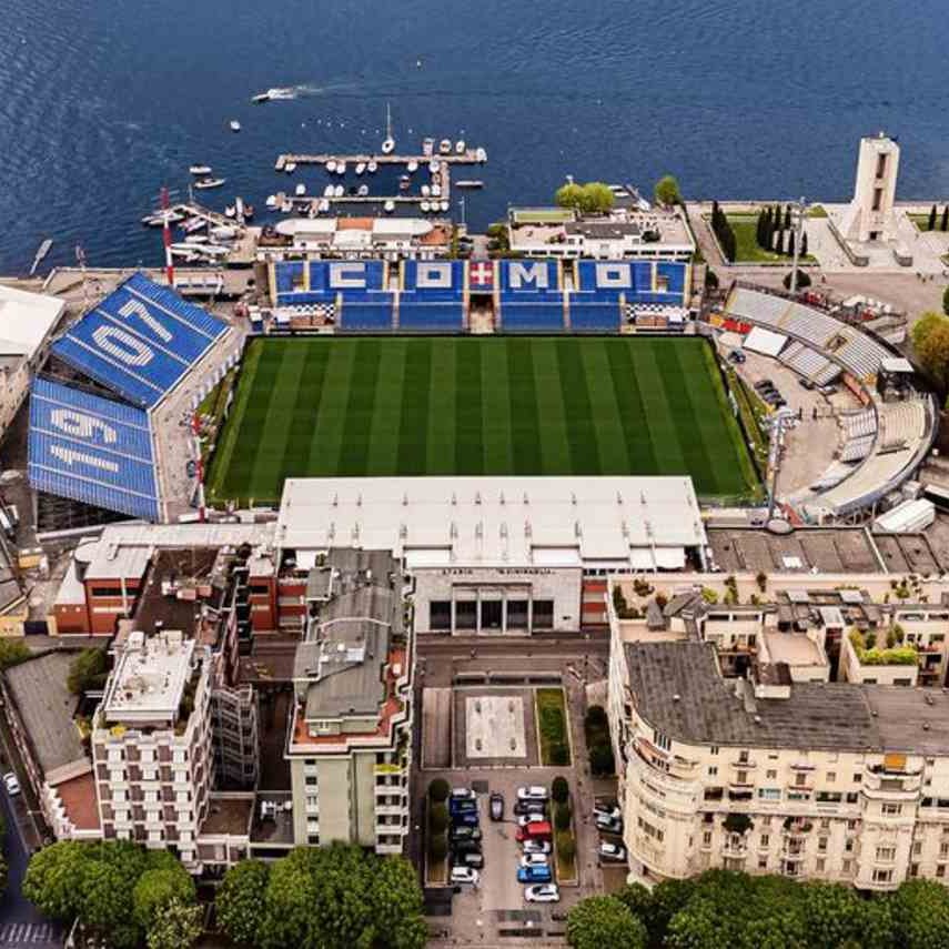 LARGOESPN's tweet photo. COMO ESTÁ MUDANDO A CARA DO SEU ESTÁDIO!

O Como 1907 acelerou as obras no histórico Stadio Sinigaglia e conseguiu adaptar a arena para atender às exigências da UEFA.

Entre as principais mudanças:

🏟️ Uma antiga arquibancada tubular foi demolida e substituída por uma nova estrutura de concreto.

⚽ O gramado foi ampliado em aproximadamente 2,5 METROS e toda a superfície foi renovada.

🎙️ Os espaços destinados à imprensa e transmissão de TV também foram modernizados.

♿ Novas áreas cobertas para torcedores com deficiência foram construídas.

🚪 Vestiários, túnel dos jogadores e bancos de reservas também passaram por mudanças.

🅿️ O clube ainda precisou garantir 150 VAGAS DE ESTACIONAMENTO para cumprir as exigências da UEFA.

E o projeto continua: o Como recebeu mais 143 m² de espaço dentro de um prédio próximo ao estádio, que será utilizado para estúdios de TV, zona mista, entrevistas e operações de ingressos.

💶 Pelo novo espaço, o clube pagará €42.655 POR ANO + IVA à prefeitura.