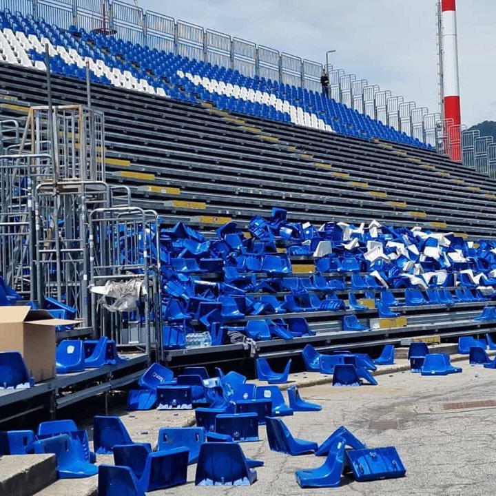 LARGOESPN's tweet photo. COMO ESTÁ MUDANDO A CARA DO SEU ESTÁDIO!

O Como 1907 acelerou as obras no histórico Stadio Sinigaglia e conseguiu adaptar a arena para atender às exigências da UEFA.

Entre as principais mudanças:

🏟️ Uma antiga arquibancada tubular foi demolida e substituída por uma nova estrutura de concreto.

⚽ O gramado foi ampliado em aproximadamente 2,5 METROS e toda a superfície foi renovada.

🎙️ Os espaços destinados à imprensa e transmissão de TV também foram modernizados.

♿ Novas áreas cobertas para torcedores com deficiência foram construídas.

🚪 Vestiários, túnel dos jogadores e bancos de reservas também passaram por mudanças.

🅿️ O clube ainda precisou garantir 150 VAGAS DE ESTACIONAMENTO para cumprir as exigências da UEFA.

E o projeto continua: o Como recebeu mais 143 m² de espaço dentro de um prédio próximo ao estádio, que será utilizado para estúdios de TV, zona mista, entrevistas e operações de ingressos.

💶 Pelo novo espaço, o clube pagará €42.655 POR ANO + IVA à prefeitura.