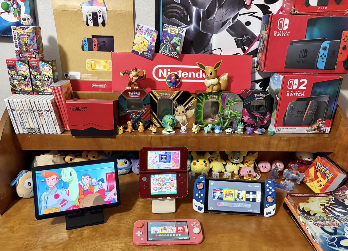 Nerdy_cubb's tweet photo. Omg I love how I have my desk set up ✨🎮🤓 #Nintendo #NintendoSwitch https://t.co/XGFeHj7iyh