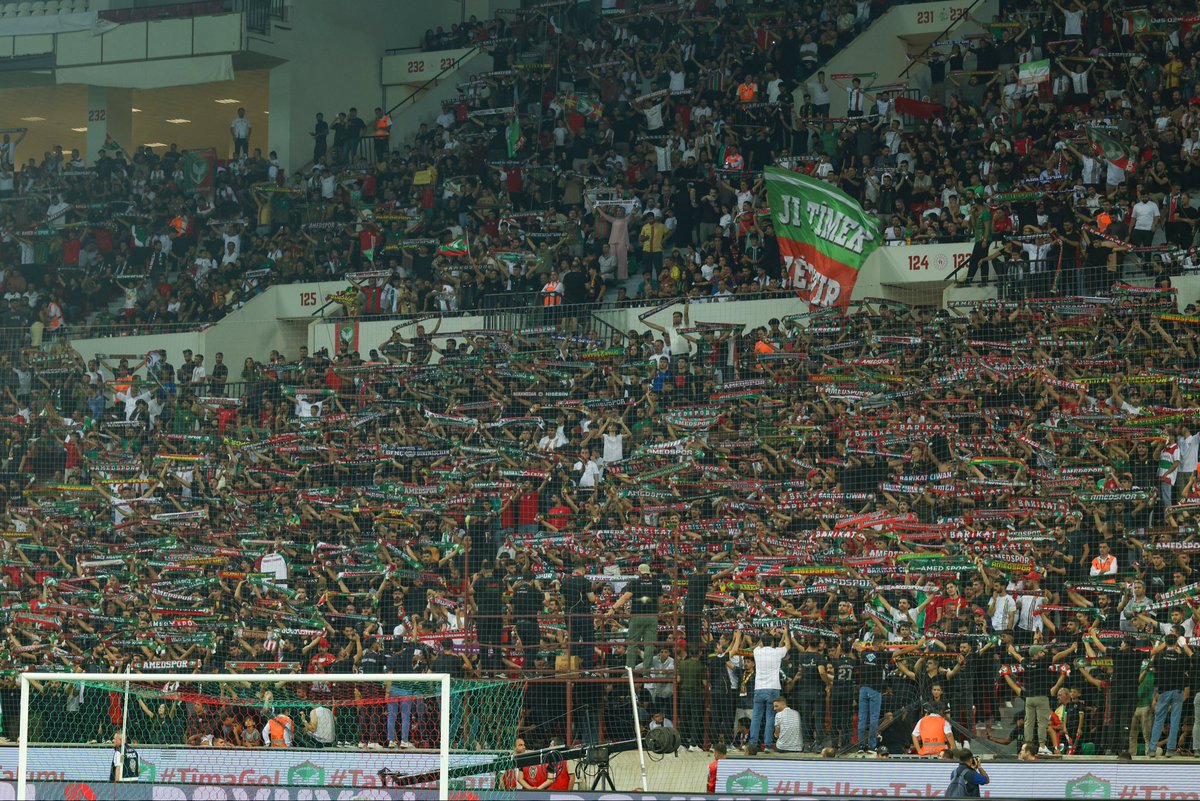 amedskofficial's tweet photo. SPAS ALÎGIRÊN MEZIN ÊN AMEDSPORÊ!

Em ji dil û can spasiya alîgirên xwe yên hêja yên Amedsporê dikin; ku di her lîstikê de li kêleka tîma xwe disekinin û bawerî û hêza xwe ji tribûnan ​​vediguhêzin qada lîstikê.

Fedakarî û baweriya van alîgirên bêhempa, yên ku di tevahiya 90 xulekan de qet dev ji piştgiriyê bernedan û heta fîka dawî tîma xwe bi tenê nehiştin, yek ji mezintirîn hêza motîvasyonê ya li pişt vê serkeftinê bû.

Ev serkeftin ya me hemûyan e!
💚❤️
TEŞEKKÜRLER BÜYÜK AMEDSPOR TARAFTARI!

Takımımızın her mücadelesinde yanında olan, inancını ve gücünü tribünlerden sahaya taşıyan büyük Amedspor taraftarımıza sonsuz teşekkürler.

90 dakika boyunca hiç susmayan, takımımızı son düdüğe kadar yalnız bırakmayan bu büyük tribünün emeği ve inancı, bu galibiyetin en büyük güçlerinden biri oldu.

Bu galibiyet, hepimizin!