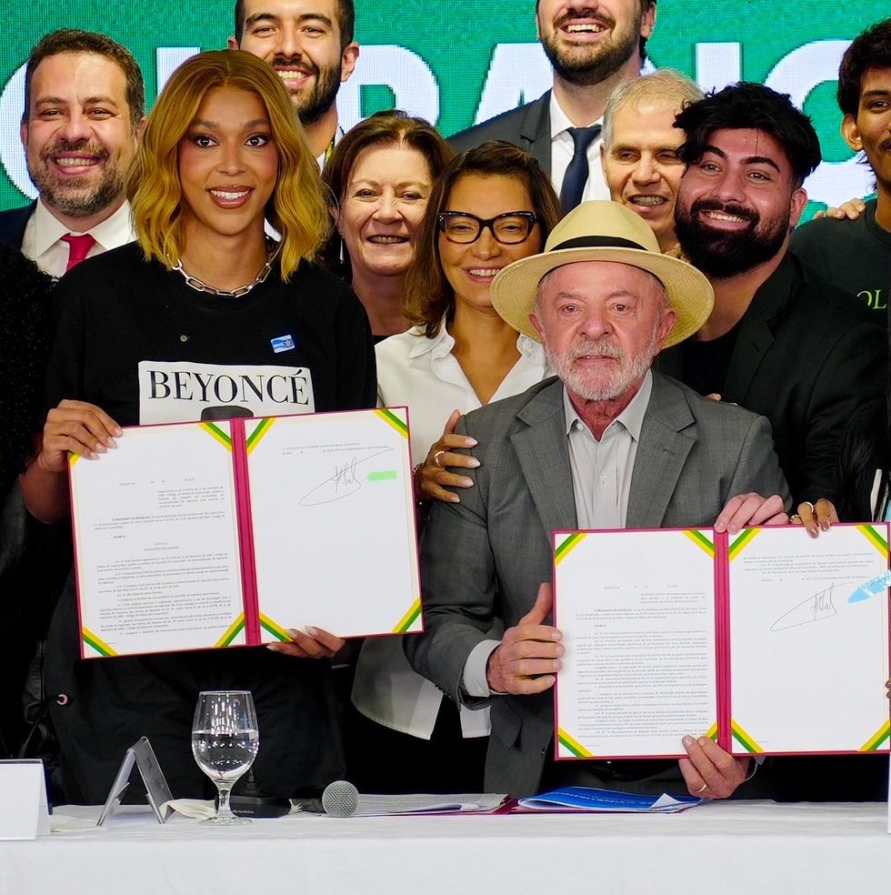 updatecultura's tweet photo. Confira as principais mudanças nos shows e eventos após Lula assinar o decreto que atende a reivindicações dos fã-clubes:

• Água gratuita agora é regra OBRIGATÓRIA em eventos acima de 1.000 pessoas;

• O valor com a taxa do ingresso deve aparecer já no início da compra, por transparência;

• Filas virtuais terão que mostrar número de pessoas na frente e tempo estimado de espera;

• O ingresso selecionado deverá ser reservado no carrinho até a conclusão da compra;

• Organizadores terão que informar quantos ingressos meia entrada são disponibilizados e sua %;

• Será PROIBIDO cobrar mais de uma taxa da mesma natureza, semelhante ou de serviço não prestado;

• Caso o evento seja cancelado ou adiado, o valor INTEGRAL deverá ser REEMBOLSADO, incluindo as taxas;

• No online, deverá ser disponibilizado *com fácil acesso* um canal de desistência para o consumidor exercer o direito de arrependimento previsto no Código de Defesa do Consumidor.