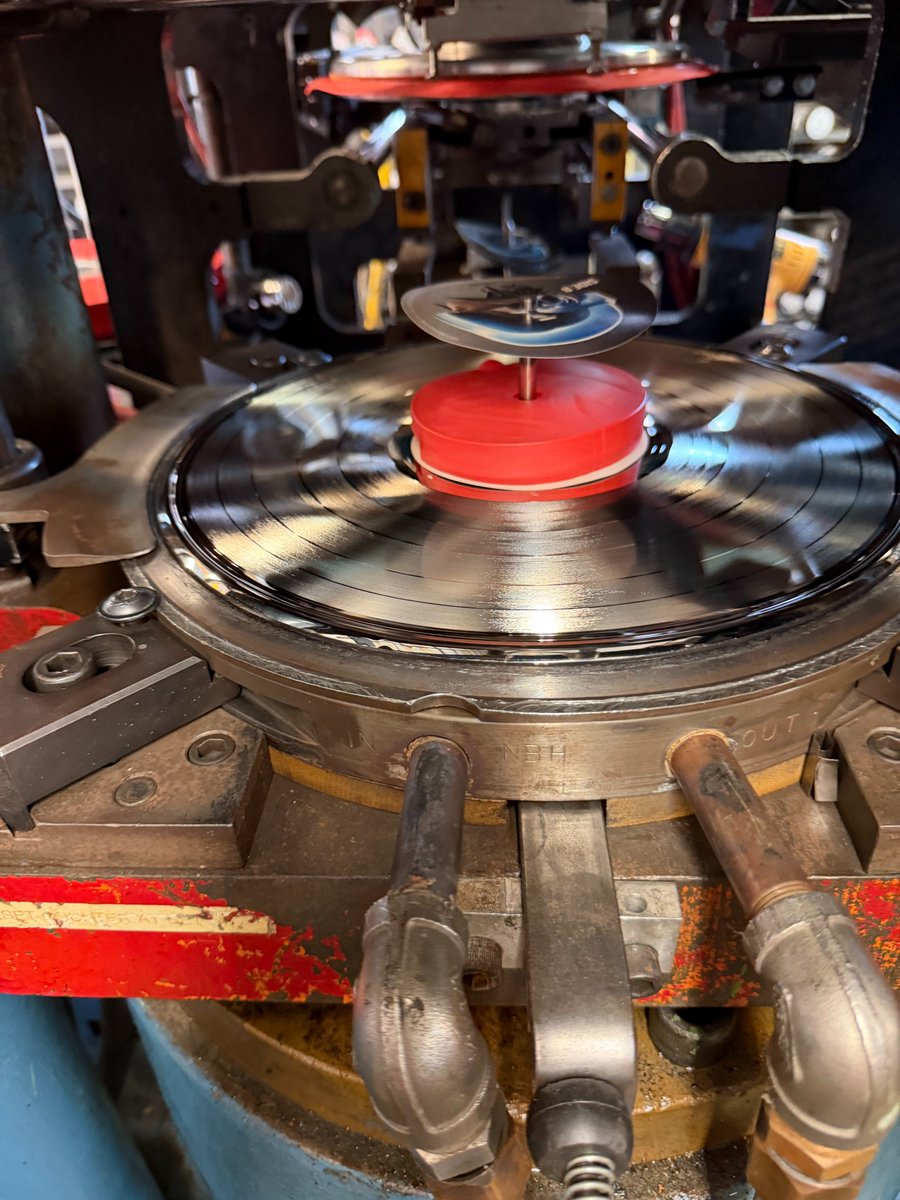 elegantweapons_'s tweet photo. We didn’t just press 'Evolution' on vinyl. We made it blood orange. 🩸

Take a closer look at the custom vinyl created for 'Evolution' and grab your copy now from your favorite retailer, Amazon, or the Exciter Records store. 🤘

#ElegantWeapons #Metal #HardRock @ExciterRecords_ https://t.co/ZB8TBqLgDs