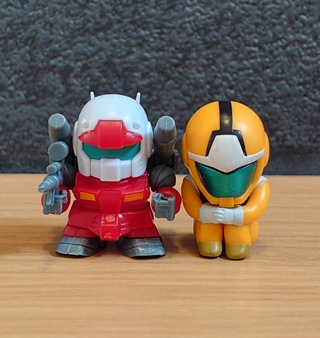 Zonamoshi8's tweet photo. ガンダムビスケットと待ちぼうけノーマルスーツええ感じぞなもし(ﾟ∀ﾟ) https://t.co/Rn98ePpoJf