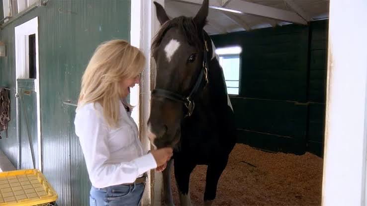 Realitytvguru13's tweet photo. Sutton was really werid with the “who needs a knight  and shining armor when you have your own horse” like bitch what #RHOBH https://t.co/vARWrtOLKk