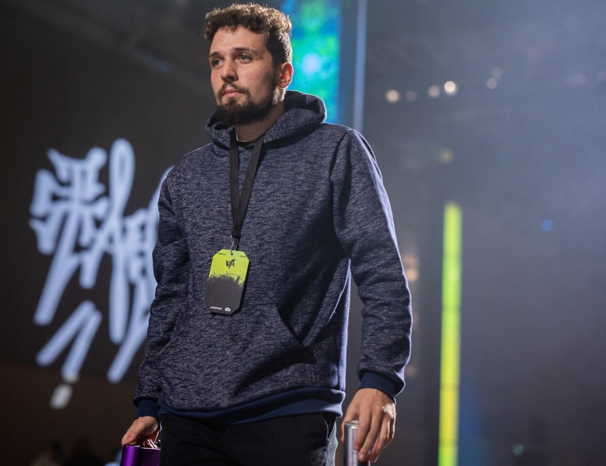 BoladoZangief's tweet photo. Olá! Gostaria de anunciar que estou free agent. Sou jogador profissional de Street Fighter 6 e estou buscando novas oportunidades e um novo time para representar.

Principais conquistas:
• Top 5 — UFA 2024
• Campeão — World Warrior Brasil 2024
• Top 13 — EVO JAPÃO 2025
• brasileiro de Street Fighter 6 convidado para o Red Bull Kumite 

Gostaria de agradecer à 2GAME pela confiança e pela oportunidade durante esse período, e também ao @spadagamer1 , por todo o suporte e parceria enquanto estive com a organização.

Estou disposto a viajar e participar presencialmente de torneios e eventos, buscando sempre competir no mais alto nível e representar minha próxima organização da melhor maneira possível.

Agora é hora de seguir em frente. O sonho não acabou. 

Estou aberto a conversar com organizações interessadas.

📩 Contato via DM.