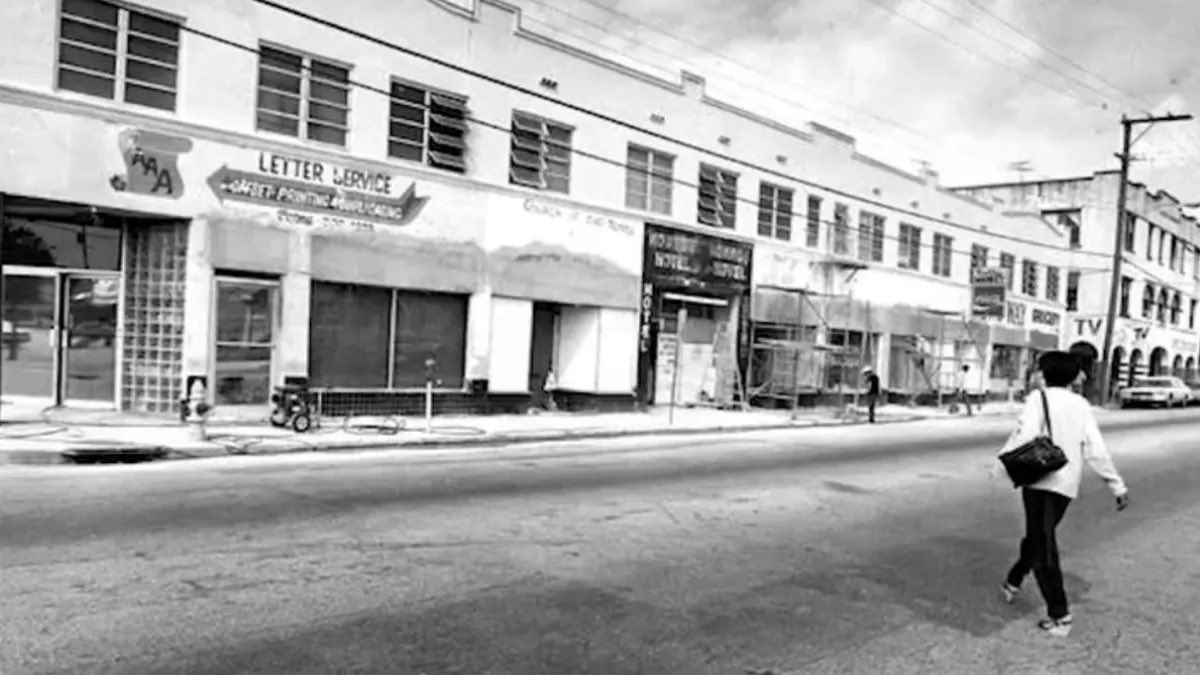 HuertasDean's tweet photo. Gentrification that destroyed a Puerto Rican neighborhood…

Before the art hubs, Miami’s Wynwood was "Little San Juan." Settled in the 1940s-50s, this working-class Boricua enclave thrived with local shops, restaurants, and landmarks like Roberto Clemente Park. 🇵🇷🌃 https://t.co/7E8axAM0Kt