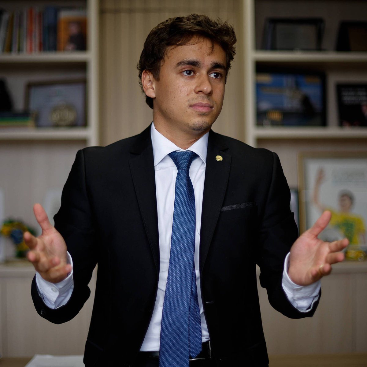 republiqueBRA's tweet photo. 📱 ❌ Candidatos a deputado federal Nikolas Ferreira e André Janones usam perfis que não foram informados ao TSE para fazer campanha; Nikolas registrou a candidatura em 7 de agosto, mas só pediu a inclusão dos perfis no Kwai, YouTube e do site oficial no dia 26, enquanto Janones usa o Twitter (X) para fazer campanha e atacar adversários, sem ter informado a conta à Justiça Eleitoral.