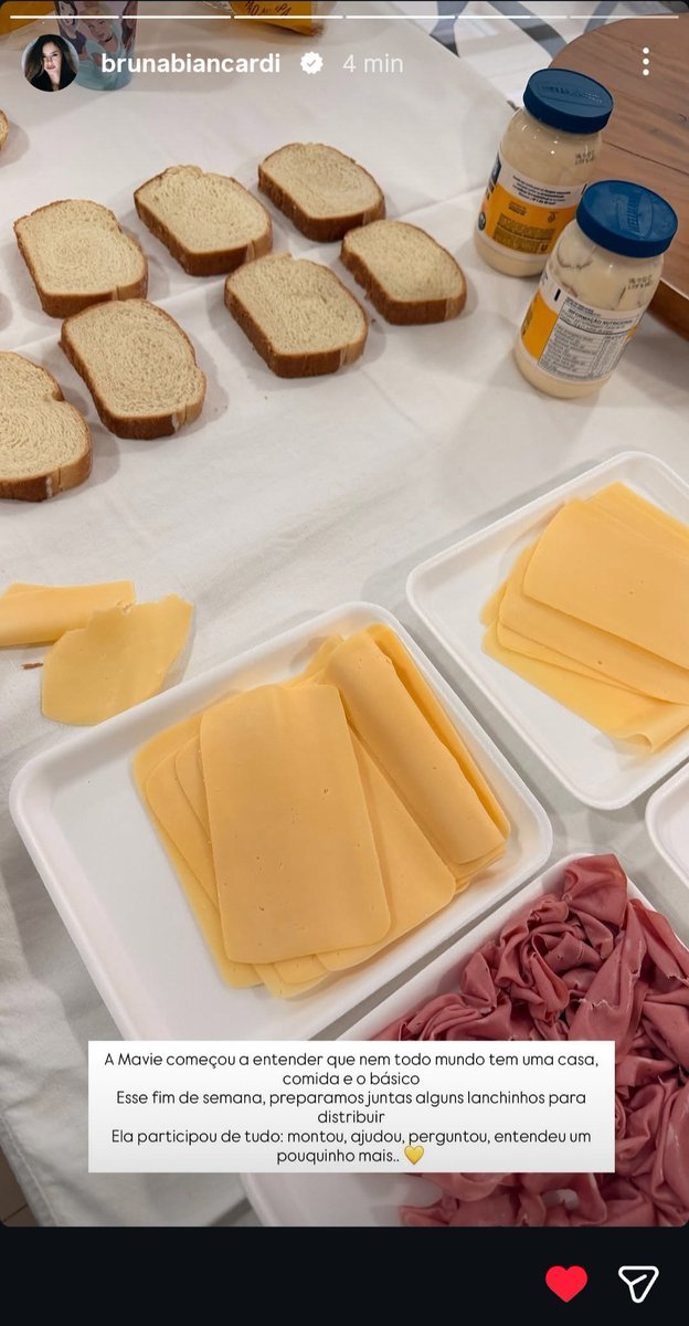 Umadivadomengo's tweet photo. Bruna Biancardi foi exemplar aqui!!
Mavie começou a entender que nem todos têm casa e comida, e pra ilustrar isso pra ela e ensinar que se deve ajudar o próximo, Bru preparou lanches com ela enquanto explicava melhor e foram distribuir nas ruas de Santos. Isso é tão necessário🤍 https://t.co/fYE7EsyosP