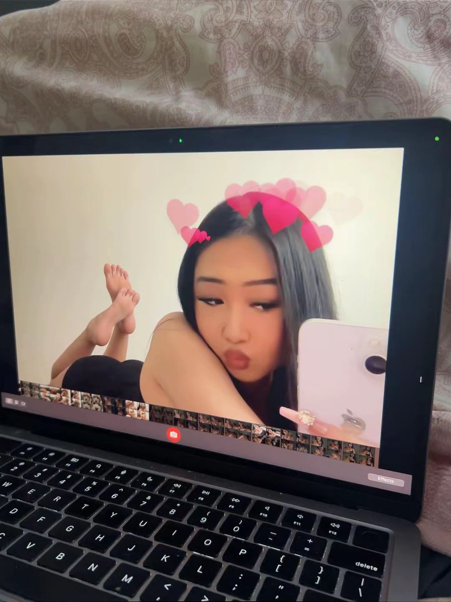 bratisuki's tweet photo. pathetic losers love feet 🦶😂🌀 https://t.co/DwXy3ZxKSI