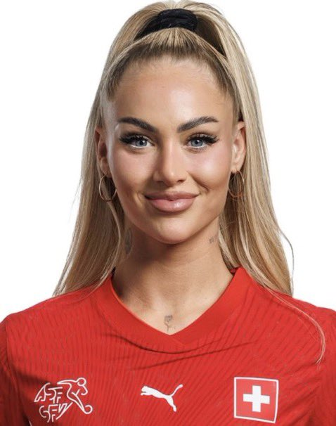 alexnohate's tweet photo. imagínate ser la futbolista más guapa de la historia y venderte por 5 euros https://t.co/BTApNTMHew