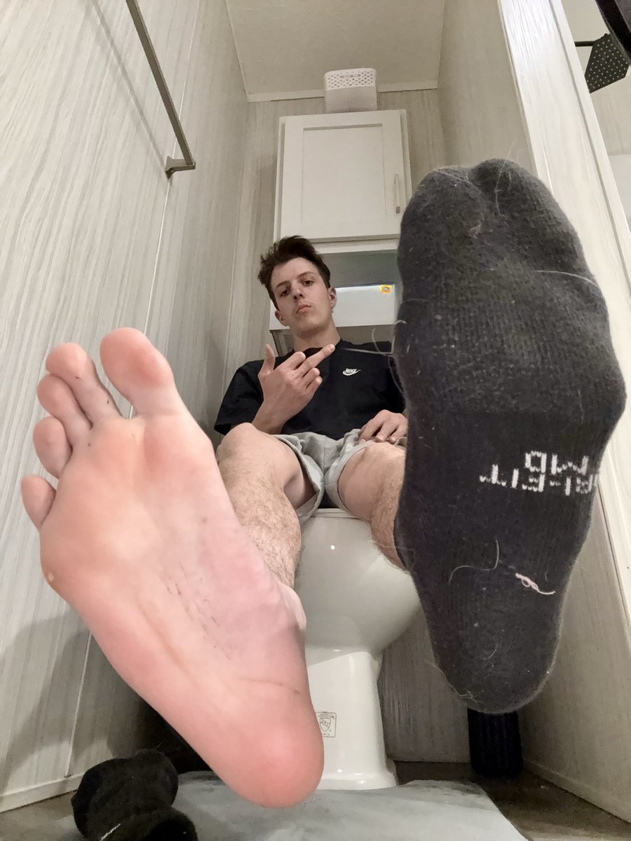 domGx7's tweet photo. Smell good down there? 😈 #findom https://t.co/JakzdX7J18
