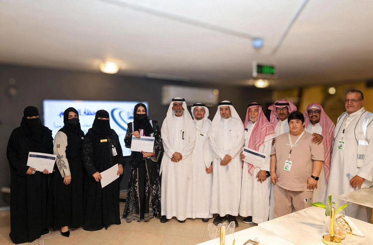 BeaeeMDteam's tweet photo. تم بحمد الله تكريم أعضاء فريق بيئي التطوعي من قبل جمعية الإدارة القيادية للموارد البشرية، تقديراً لمشاركتهم الفاعلة في ملتقى الوعي الإداري بمحافظة بدر.
الحفل أقيم في معهد مدينة العلوم للتدريب بحضور رئيس الجمعية أ. سعود السحيمي. وتشريف رئيس جمعية قباء الأهلية أ. مصلح الصبحي https://t.co/ydJz8Sajlq