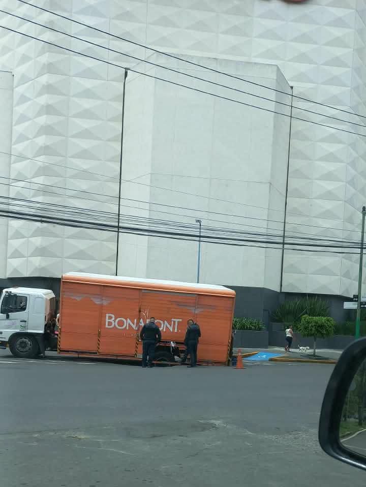 palitoluna's tweet photo. Hoy se hizo el socavón y cayó el camión en el Hueso y Tenorios! 
Qué mas esperan que suceda para que actúen? 
Av El Riego y Tenorios, Coapa. Nadie hace nada!! 
Puede ser una desgracia mayor al estar en la puerta de una escuela!! 
@SACMEX_DENUNCIA
@GobCDMX @TlalpanAl https://t.co/IL8dlEiXzi