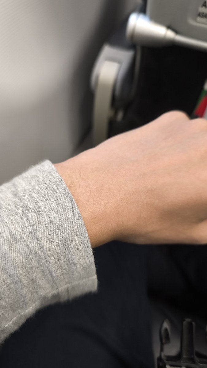 aiaoi_hasu's tweet photo. Day 1: Great, even before getting on the flight, I forgot my watch. A great start! But it was a confusing anti-clockwise watch. Then again, it was a gift. 😤 https://t.co/MbNDxN8IiT