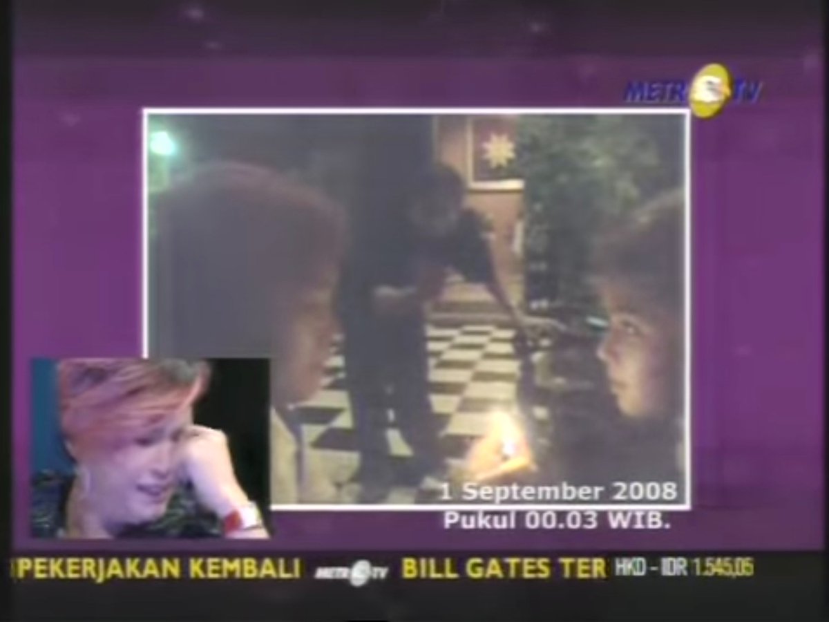 iPopBase's tweet photo. 18 years ago today, Maia Estianty climbed a fence to celebrate her son’s birthday after being barred from her ex-husband’s house. https://t.co/7YW3iyIqM7