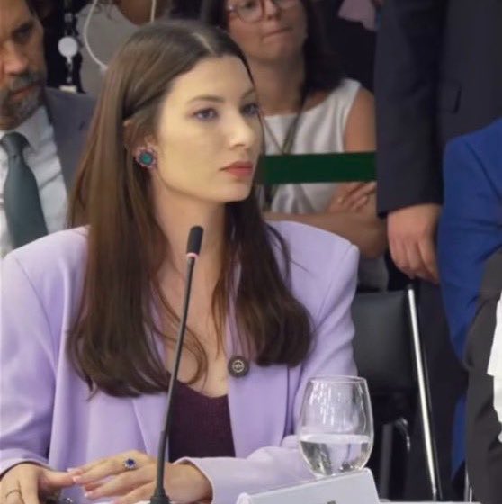 youthorie's tweet photo. e o que sobrou foi mandar indiretinha no twitter mesmo enquanto ouve nossa adm army discursando na frente do presidente da republica

e detalhe: belíssima https://t.co/Hi0x3648J8